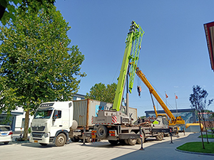 印度尼西亞的石膏粉生產(chǎn)線已全部裝箱運(yùn)抵港口，印尼的朋友坐等收貨吧。我們的安裝人員已準(zhǔn)備就緒，整裝待發(fā)。